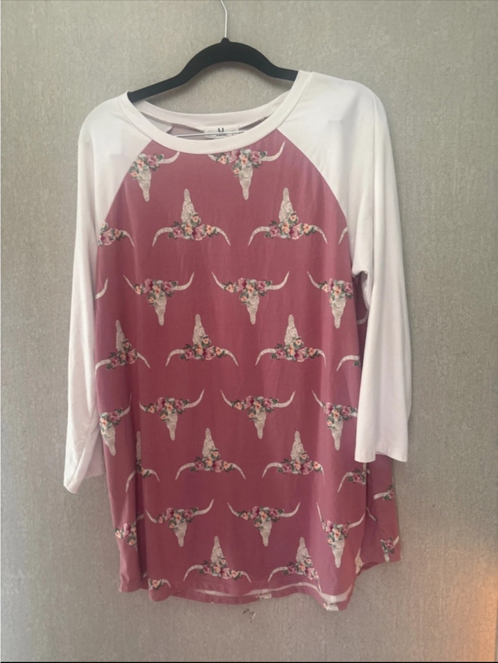 Amelia James Mauve Floral Longhorn Raglan Top with White Sleeves
